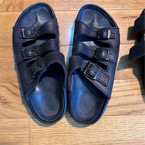 Birkenstock woman’s three buckle sandals. Ladies size 7 men sz 9